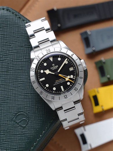 Black Bay Pro yellow strap = adventure mode: ON. Sporty, bright, impossible to ignore.