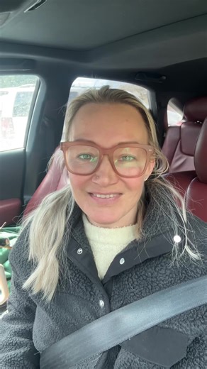 Most advanced English speakers don’t struggle with grammar. They struggle with rhythm, stress, and pronunciation patterns. This is why many professionals can read and write English well… but still feel slow or unsure when they speak. When you learn how English really flows — linking, reductions, and stress — your speech becomes much more natural. I’ve spent more than 20 years helping professionals improve their pronunciation and fluency. I have a few private coaching spots open right now. Commen