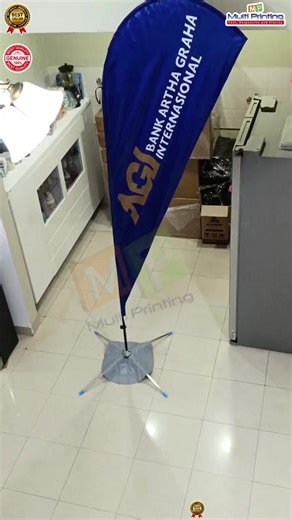Beach Flag/ Flag Banner/ Flying Banner/ Edge Flag/ Noburi Flag Model: Teardrop Flag . • Tinggi Tiang: 3.4m • Grafis Poster: 90*225 cm . Material Poster: Fabrics Satin Hi End . . • Poster 2 sisi isi 2 layer = 2 bahan poster dijahit jadi satu) . Bukan 1 bahan cetak bolak-balik, jika 1 bahan cetak bolak-balik sangat tipis dan akan sangat tembus bayangan. . Selongsong untuk lobang tiang bahan yg sama (mengikuti desain Background, bukan bahan yg Beda ) . Base : Stainless Steel . ✓ Keunggulan Base Sta