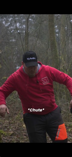 🌳 Redonner vie à une forêt, pas juste l’entretenir. Sur cette propriété de 4,5 hectares, dont 1,5 hectare d’étang et 1,5 hectare de forêt, notre mission va bien au-delà du simple débroussaillage. Nous abattons les arbres malades, replantons les essences adaptées et traçons un futur chemin pour créer de véritables balades forestières 🌿 Mais le projet ne s’arrête pas là. 👉 L’ensemble du terrain sera entièrement clôturé afin de sécuriser les lieux, protéger la biodiversité et garantir la tranqui