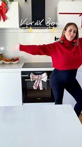 Here’s a quick tutorial on the viral bow 🎀✨🙌🏻 So easy, fast and Looks sooooo cute #christmas2025 #christmas #ChristmasDecor #interior #bow #WinterStyle | Victoria Schwarzbeck