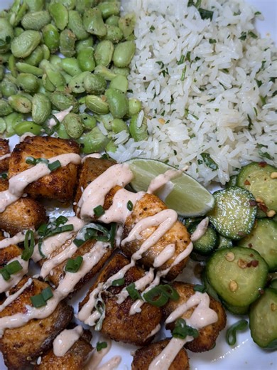 Bang Bang Salmon Bowls 🍣🔥 (2 servings) Salmon: 1lb of salmon Cut into bite-size pieces, spray with olive oil Season with garlic powder, onion powder, smoked paprika, lemon pepper, salt & pepper Air fry 5–7 min at 385°F Bang Bang Sauce (Healthier version!): 4 tbsp no-fat Greek yogurt 2 tbsp light Duke’s mayo 1–2 tsp sriracha (adjust for heat) 1 tsp sweet chili sauce Seasonings of your choice Mix well Sides & Extras: Cilantro Lime Rice: Uncle Ben’s jasmine rice, cilantro, lime juice, garlic salt