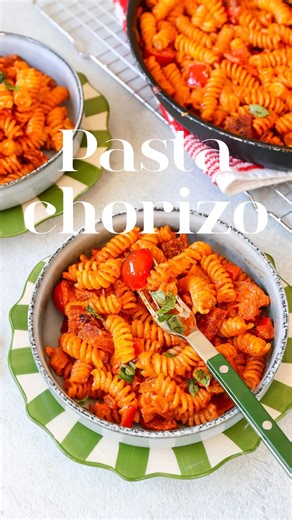 🍝🔥 Deze pasta met chorizo en mascarpone is écht zo’n gerecht waar je blij van wordt 😍. Super makkelijk te maken en zoooo lekker! Benieuwd naar het recept? Laat het woord ‘recept’ achter in een reactie en ontvang ‘m direct in je DM! 📬 📌 Volg @lekkerensimpel voor meer makkelijke recepten! #lekkerensimpel #makkelijkerecepten #easyrecipes #watetenwevandaag #pasta | Lekker en Simpel recepten