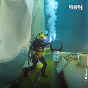 3.8M views · 10K reactions | Here’s the dangerous work that goes into repairing our many underwater structures. 邏 #engineering | Interesting Engineering | Facebook