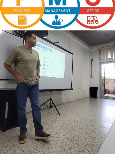 Te explico fácil qué hace una PMO en una empresa. La estrategia de una empresa marca hacia dónde quiere llegar. Pero los proyectos son el vehículo que realmente mueve a la organización hacia ese objetivo. El problema es que muchas veces los proyectos avanzan sin una dirección clara, consumiendo tiempo, dinero y recursos sin generar el impacto esperado. Ahí es donde entra la PMO. La PMO ayuda a alinear ese “vehículo” que son los proyectos con la estrategia del negocio, asegurando que los esfuerzo