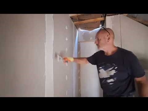 Taping and filling the plasterboard joints.