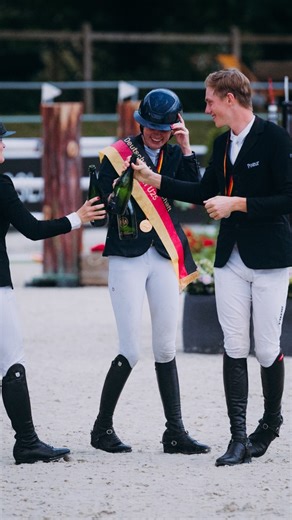 Riesenbeck International | Equestrian Competition Venue on Instagram: "Goldene Momente 💫🥹 Deutsche Meisterschaft der U25 Springreiterinnen und Springreiter gefördert durch die @dieterhofmannstiftung ✨ 📹 @ninakrug_fotografie"