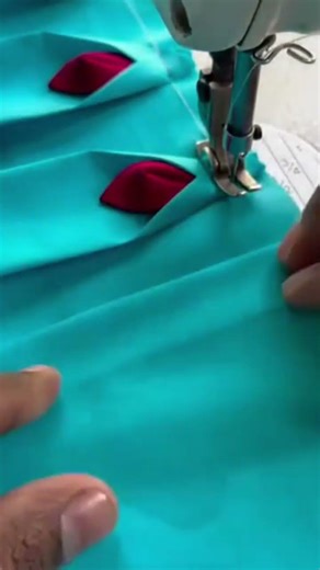 sew with the latest pattern by inserting a piece of red cloth as a pattern
