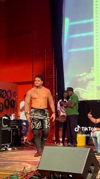 Zilla Fatu’s Exciting Entrance at Roadrunner Mania