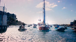 „Mein Name ist Laura Dekker. Ich habe die Welt umsegelt – als jüngster Mensch allein auf einem Boot. Aber war ich wirklich allein? Mein Vater war immer dabei, besonders dann, wenn es hart wurde. Das war sein #PositiverBeitrag. Ohne ihn hätte ich es nie geschafft. Wer viel vorhat, braucht einen, der mehr möglich macht.“ Mehr zu Lauras Geschichte: www.deutsche-bank.de/laura #PositiverBeitrag | Deutsche Bank AG