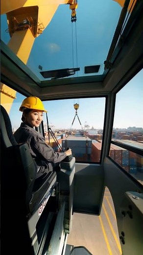 🪝 Inside the cabin of a container crane 👀 Female operator! 👷🏻‍♀️