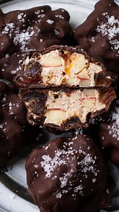 Caramel Apple frozen yogurt bites 🍎 The perfect fall treat for when it’s still 90 degrees out. Comment the word recipe and like this post and I will dm you the recipe! Alternatively you can go to the link in my bio. https://avocadoskillet.com/caramel-apple-yogurt-bites/ #easyhealthyrecipe #vegetarianrecipes #fallrecipes #appleseason #highproteinrecipes | avocado_skillet