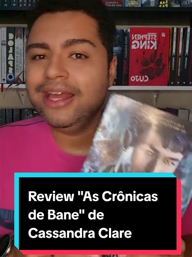​O mistério foi revelado (ou quase)! 🦙✨ Ler As Crônicas de Bane é como sentar para tomar um drink com o próprio Magnus e ouvir as melhores fofocas dos últimos séculos. Finalmente descobri os detalhes do famoso