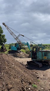 491K views · 5.2K reactions | Smith crane using a clamshell bucket to load a small forward tipping dumper | Awesome Earthmovers | Facebook