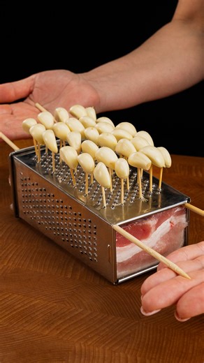 Ingredientes poitrine de porc: 1.2 g ail: 1 pc eau: 2 l sel: 10 g graines de poivre noir: 4 g poivre noir: 2 g sel: 4 g beurre: 180 g oignon: 1 pc ail: 1 pc paprika doux: 3 g herbes de Provence: 2 g cornichons marinés: 3 pc bière: 250 ml concombres: 2 pc oignon rouge: 1 pc maïs en conserve: 70 g persil: 5 g huile d’olive : 10 ml flocons de piments: 1 g sel: 3 g poivre noir: 1 g La sauce huile: 10 ml gros sel: 4 g graines de poivre noir: 2 g citron: 1 pc yaourt: 30 g miel: 15 g | Cookrate - Franc