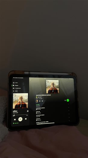𝐿𝑎𝑢 🫧 on Instagram: "Playlist del mes muy llenita (estamos a 14) . . #enunminuto #nuevamusica #lux #rosalia #reliquia #kaitlinbutts #blackiris #mattiaboone #spotify"
