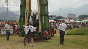 ⏩ Das war der KRONE BiG Day 2018 ⏪ Tausende Besucher strömten auch dieses Jahr zum dritten Krone Big Day. Krone präsentierte am ultimativen Grünlandtag mit 42 Gespannen mit insgesamt über 8.000 PS die gesamte Produktpalette von der Großtechnik bis hin zu Geräten für mittlere und kleine Betriebe. | landwirt.com
