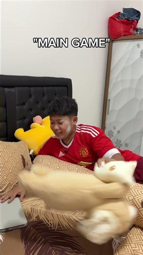 If I were you, I would clean up the bed first and then play games hahahaha😂😂