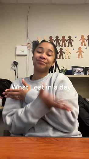 What i eat in a workday ✨teacher edition✨ what yall think? #sydneyfields #whatmyboyfriendpackedmeforlunch #tracherlunch #lunchvid #food #whatieatinaday