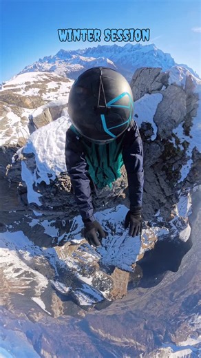 Visite du patrimoine alpin, de l’Aiguille Rouge de Varan jusqu’à la cascade d’Arpenaz en Haute Savoie. On prend les mêmes, et on recommence. Éric Jamet au rendez-vous, comme toujours, et des -10°C annoncés pour poser l’ambiance. ❄️ Aujourd’hui, c’est un vol de finesse en ETMD3. L’air froid porte particulièrement bien, avec une densité très rigide. Les performances de cette combinaison sont au rendez vous. —- Alpine heritage tour, from the Aiguille Rouge de Varan down to the Arpenaz Waterfall in 