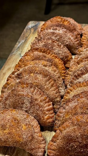These apple pie empanadas... I’m obsessed. Crispy, warm, and so easy 🍎🍏🍎 Would you try these? 🍎👇#fyp #foodstagram #foodie #food #falldesserts #fallvibes #empenadas #apple #appledessert #cinnabon #cinnamon #homemade | Trinity Porter