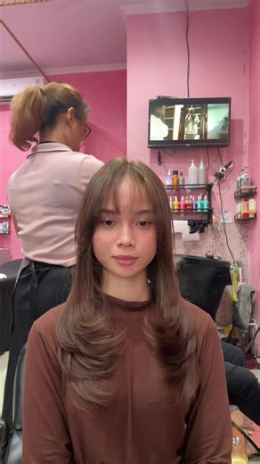 Hair cutting oval layer 😍💇‍♀️ Khristi Salon Professional Hair & Beauty OPEN EVERYDAY !! Buka : Hari Senin-Minggu Jam : 08.00-19.00 WIB For more info or booked : 0852 2475 7565 #fyp #salon #viral #indramayu #salonindramayu