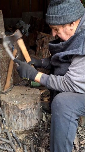 Elderly man's wood splitting technique that's mesmerizing #woodworking #satisfying #diy #woodcutting