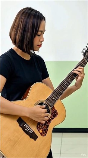 Guild BT-258E Baritone Deluxe: Must Have? 🤔