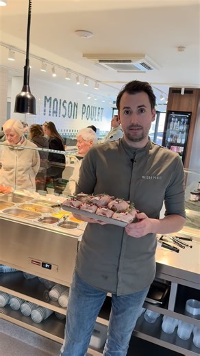 Ontbeende en opgevulde kwartel met onze huisgemaakte, oldskool farce!! Een ware smaakbom 💣 😋!!! Bereindingswijze: 🐔 aan elke kant 2min aanbakken in de pan (met goeie boereboter 😉) 🐔 voorverwarmde oven 160gr, 20 á 25min 🐔 5min laten rusten en daarna aansnijden #maisonpoulet #kwartel #opgevuldekwartel #smaakbom | Maison Poulet