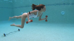 Carla underwater在水里练力量对关节十分友好