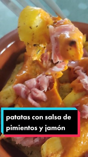 Deliciosas patatas con salsa de pimiento y jamón