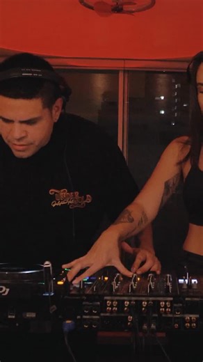 Que pasa cuando haces un mix con tu novia? Sale con puro groove y amor 🫶🏼🎉 Mix Disponible en Youtube #techhouse #latinhouse #dj #mix #fiesta | Dj Towa