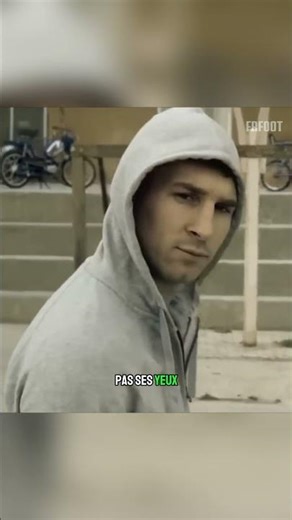 MESSI JOUE DANS LA RUE MAIS LE BALLON EST CONTRÔLÉ 😱⚽