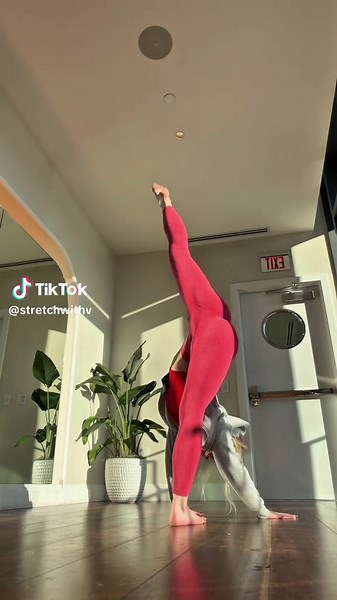 Splits & spins ❤️ #flexibility #dance #splits #leggings #workout