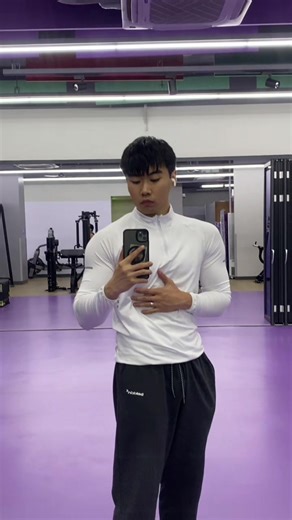 Stylish White Compression Gym Outfits for Fitness