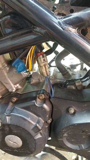 How to reset manually, just jumper two cables. Step 1: Turn off the ignition. Step 2: Remove the red socket cover. Step 3: Insert the DLC socket and count 3 seconds after the key is on. Then remove the DLC socket, count 3 seconds, and insert the DLC socket again. 🏍️ #motorbikeservice #workshop #tranding #reelfyp #mechanic | Deris