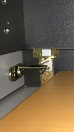 How table drawer lock works