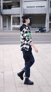 男女同款双面穿格子连帽外套。帅帅的，酷酷的。这样的风格你喜欢吗？#外套女 #连帽夹克#牛仔裤 #穿搭