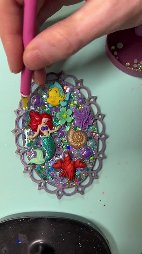 Keychain tutorial! #bcsparkle #acrylicdisk #caseyscustomwoodwork #mermaid #airel #keychaintutorial #customkeychain #glitter #tutorial #diy @caseyscustomwoodwork for acrylic blanks!