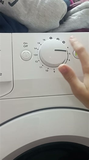 Indesit Synthetics 30° 59' + Extra Rinse and Easy Iron Main Wash