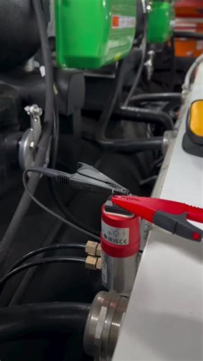 #FlukeFriday ⚡ Simultaneously source, simulate & measure 4-20mA signals AND provide loop power with the #Fluke773 #Milliamp #Process #ClampMeter without breaking the loop! 🔗 Equip yourself today at ➡️ https://fluke.co/773-fb ⬅️ 🎥 Serial_Chiller_HVAC | Fluke Australia