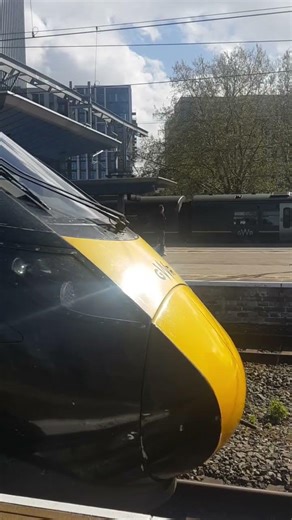 Coming and Going #GWR #greatwesternrailway #greatbritishrailways #class800 #trainspotting #iet
