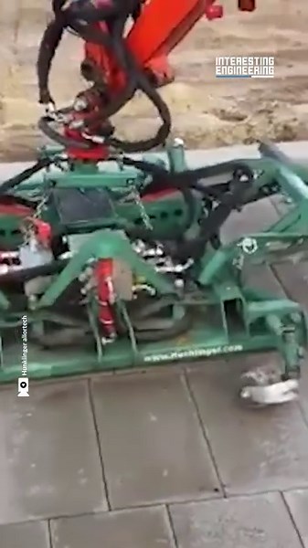 The 190 kg lightweight paver laying clamp, turns mini excavators into efficient laying machines. | Interesting Engineering