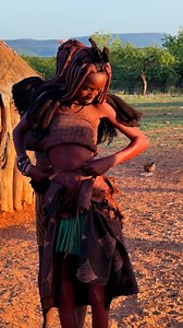 Las chicas Mutua de Angola mantienen una profunda conexión ancestral a través de sus rituales, peinados tradicionales con grasa y tierra roja, cantos, danzas y el uso de símbolos corporales. Estas prácticas no solo embellecen, sino que las vinculan con sus ancestros, fortalecen la identidad del grupo y preservan la memoria colectiva de su linaje. #inspirationofafrica | Quim Fàbregas