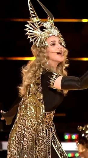 Un día como hoy pero de 2012, la Reina del Pop hacía historia con un espectacular show en el medio tiempo del Super Bowl XLVI. Tecnología de punta, bailarines increíbles, estreno de nuevo single, repaso por sus décadas de música, fueron algunas de las cosas más impactantes que muchos calificaron como un "mini-concierto" de #Madonna en un partido de fútbol americano. Eso sin mencionar la icónica entrada de #Vogue considerada un himno LGBT 🏳️‍🌈 en un evento meramente heterosexual marcaron este m