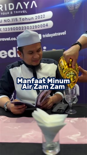 Manfaat minum air zam zam 🕋 Nabi shallallahu ‘alaihi wa sallam bersabda خَيْرُ مَاءٍ عَلَى وَجْهِ الأَرْضِ مَاءُ زَمْزَمَ فِيهِ طَعَامٌ مِنَ الطُّعْمِ وَشِفَاءٌ مِنَ السُّقْمِ “Sebaik-baik air di muka bumi adalah air zam-zam. Air tersebut bisa menjadi makanan yang mengenyangkan dan bisa sebagai obat penyakit.” dari Ibnu ‘Abbas radhiyallahu ‘anhuma, Rasulullah shallallahu ‘alaihi wa sallam bersabda, مَاءُ زَمْزَمَ لِمَا شُرِبَ لَهُ “Air zam-zam sesuai keinginan ketika meminumnya.” 💺SEAT TERBATA