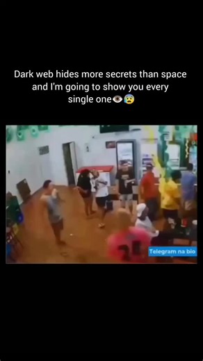 Dark Web Casm on Instagram: "Just @darkwebcasm 日本利用压电瓷砖将脚步转化为电能。这些瓷砖捕捉来自你脚步的动能。当你行走时，你的重量和动作会对瓷砖产生压力。瓷砖会轻微弯曲，从而产生机械应力。瓷砖内部的压电材料将这种应力转化为电能。每一步都会产生少量电荷，而数百万步结合在一起就能产生足够的电力来驱动 LED 灯、数字显示屏和传感器。在像涩谷车站这样繁忙的地方，每天大约有 240 万个脚步为这一系统作出贡献。这些电能可以被储存或立即使用，从而减少对传统电力来源的依赖，并支持可持续的城市基础设施。这种方法将日常运动转化为实用的可再生能源 #日本 #知识 #事实 #你知道吗 #推荐 科技 创新 历史 技术 实验 热门"