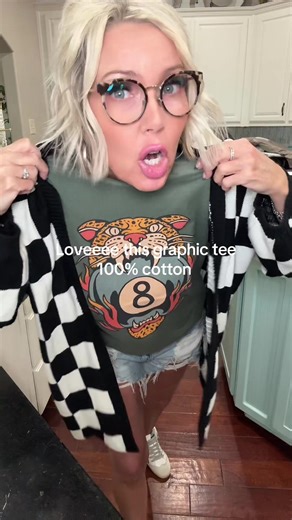 The CUTEST Leopard Graphic Tee #graphictees #oversizedtshirt #dopaminedressing #cottontshirt #ootdinspo