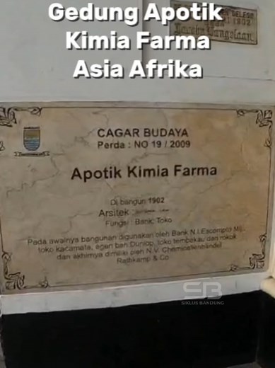 Pada 1958, Pemerintah Republik Indonesia melakukan peleburan sejumlah perusahaan farmasi menjadi PNF (Perusahaan Negara Farmasi) Bhinneka Kimia Farma. Pada 16 Agustus 1971, bentuk badan hukum PNF diubah menjadi Perseroan Terbatas, sehingga nama perusahaan berubah menjadi PT Kimia Farma (Persero). Pada 4 Juli 2001, perusahaan ini mengubah statusnya menjadi perusahaan publik, PT Kimia Farma (Persero) Tbk. #kimiafarma #pnf #farmasi #braga #bandung #westjava #jabar #fyp #foryoupage