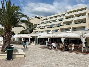 Posledný z hotelov, ktoré sme navštívili v rámci Tour de Dubrovník navštívili je 𝗗𝘂𝗯𝗿𝗼𝘃𝗻𝗶𝗸 𝗣𝗿𝗲𝘀𝗶𝗱𝗲𝗻𝘁 𝗩𝗮𝗹𝗮𝗺𝗮𝗿 𝗖𝗼𝗹𝗹𝗲𝗰𝘁𝗶𝗼𝗻 𝟱* ⛱ Viac info: https://lnk.sk/pqc6 Najluxusnejší hotel značky Valamar na Babiom krku ponúka dychberúce výhľady na široké more, Elafitské ostrovy či na maják ostrova Sv. Andrija. Nachádza sa priamo na pláži ocenenej modrou vlajkou, kde si môžete vyskúšať rôzne športy ako vodné skútre či paddleboardy. Hotel ponúka až 5 tipov izieb a všetky s v